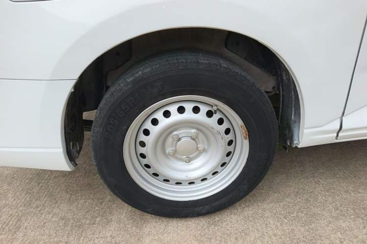 Used Wuling Zhengcheng 2021 1.5T Manual Comfort Version Right Rear Wheel Hub