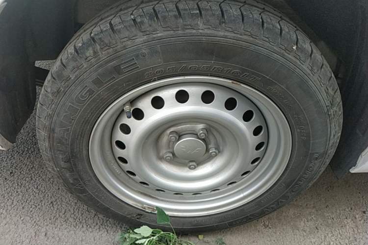 Used Wuling Zhengcheng 2021 1.5T Manual Comfort Version Right Rear Wheel Hub