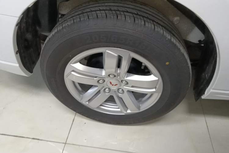 Used Wuling Zhengcheng 2021 1.5T Manual Luxury Version Right Rear Wheel Hub