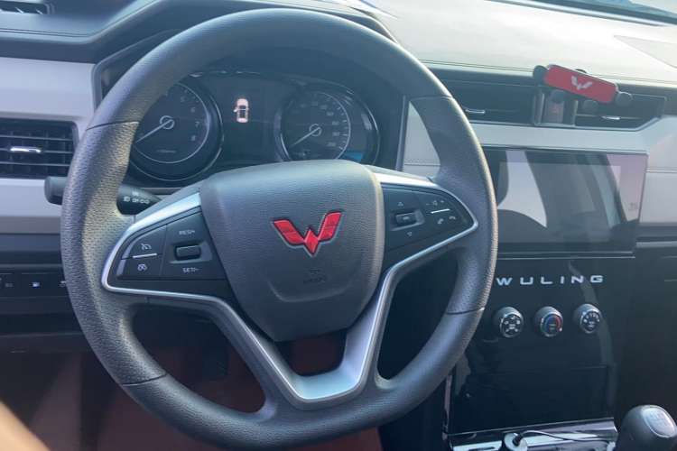 Used Wuling Zhengcheng 2021 1.5T Manual Luxury Commercial Vehicle Steering Wheel
