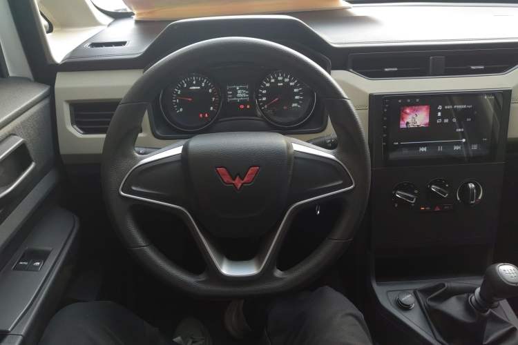Used Wuling Zhengcheng 2021 1.5T Manual Comfort Version with Enclosed Windows Steering Wheel