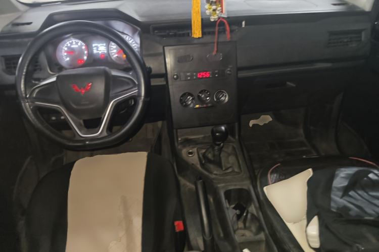 Used Wuling Zhengcheng 2022 2.0L Manual Entrepreneurial Version Center Console