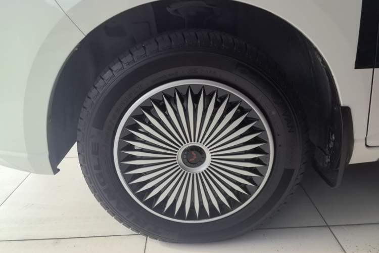 Used Wuling Zhengcheng 2022 2.0L Manual Entrepreneurial Version Left Front Wheel Hub