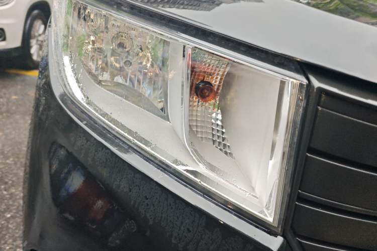 Used Wuling Zhengcheng 2022 2.0L Manual Entrepreneurial Version Right Front Headlight