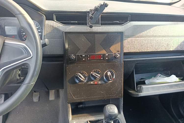 Used Wuling Zhengcheng 2022 2.0L Manual Entrepreneurial Version Audio And AC Panel