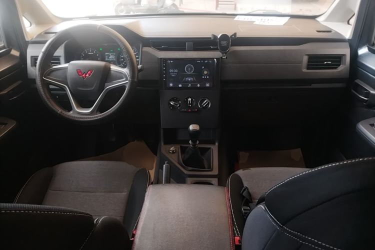 Used Wuling Zhengcheng 2022 2.0L Manual Entrepreneurial Version Center Console