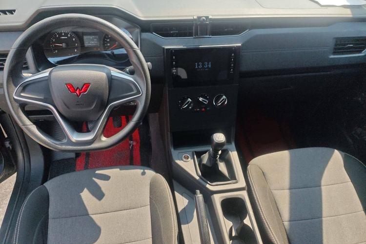Used Wuling Zhengcheng 2022 2.0L Manual Entrepreneurial Version Center Console