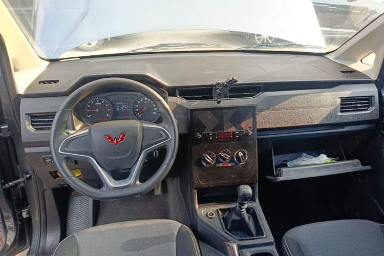 Used Wuling Zhengcheng 2022 2.0L Manual Entrepreneurial Version Center Console