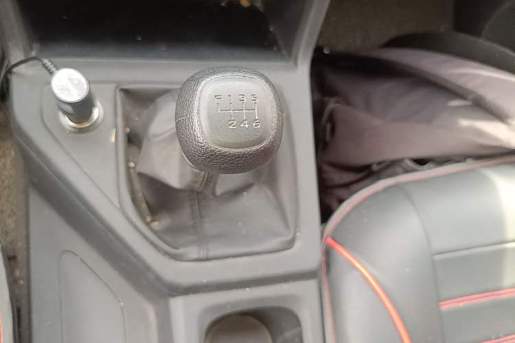 Used Wuling Zhengcheng 2022 2.0L Manual Entrepreneurial Version Gear Lever