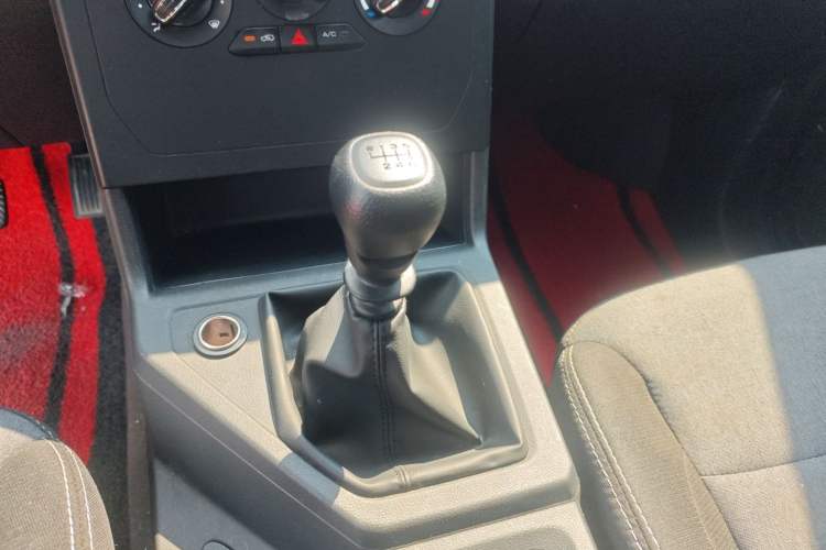 Used Wuling Zhengcheng 2022 2.0L Manual Entrepreneurial Version Gear Lever
