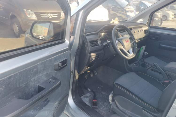 Used Wuling Zhengcheng 2022 2.0L Manual Entrepreneurial Version Interior 3