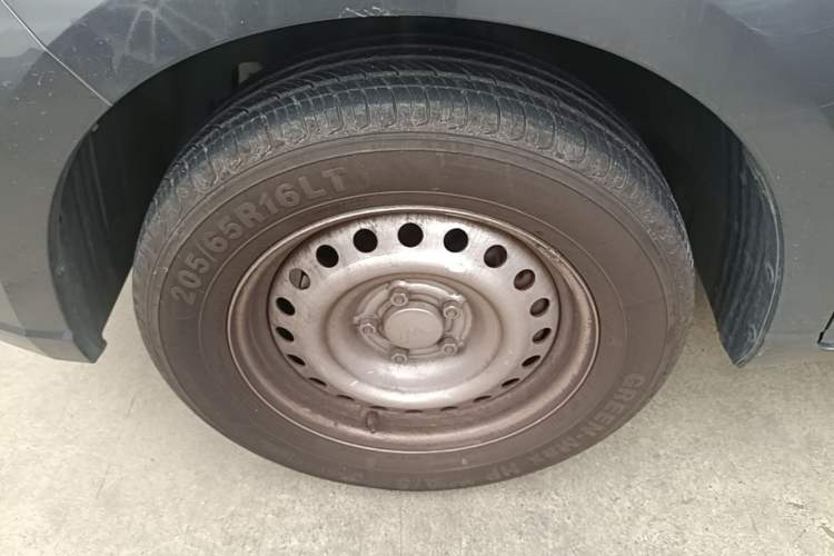 Used Wuling Zhengcheng 2022 2.0L Manual Entrepreneurial Version Left Front Wheel Hub