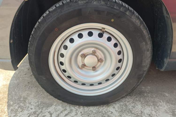 Used Wuling Zhengcheng 2022 2.0L Manual Entrepreneurial Version Left Front Wheel Hub