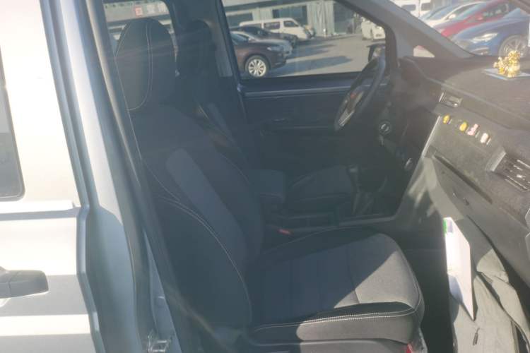 Used Wuling Zhengcheng 2022 2.0L Manual Entrepreneurial Version Right Front Seat