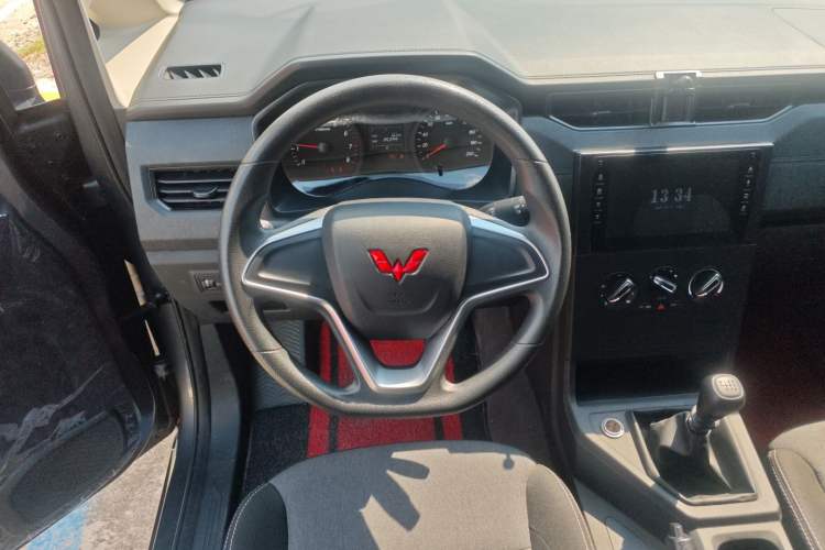 Used Wuling Zhengcheng 2022 2.0L Manual Entrepreneurial Version Steering Wheel