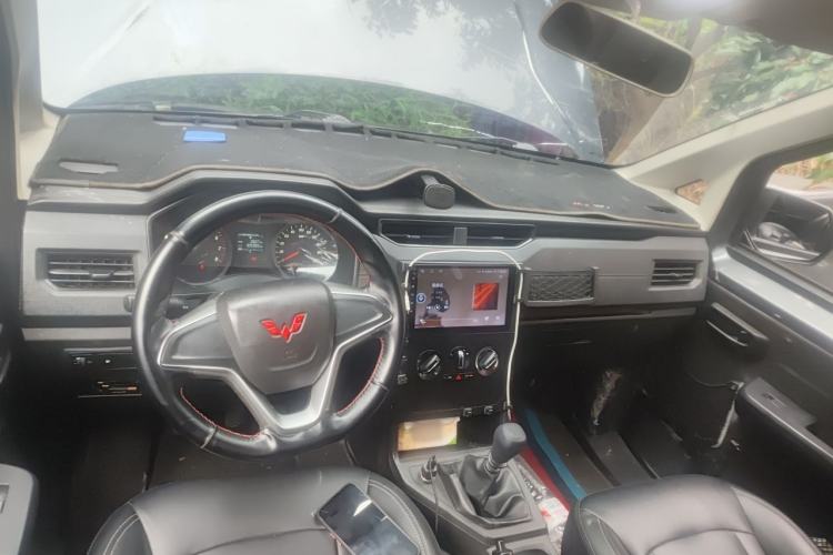 Used Wuling Zhengcheng 2022 2.0L Manual Entrepreneurial Version Center Console