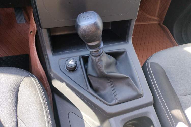 Used Wuling Zhengcheng 2022 2.0L Manual Entrepreneurial Version Gear Lever