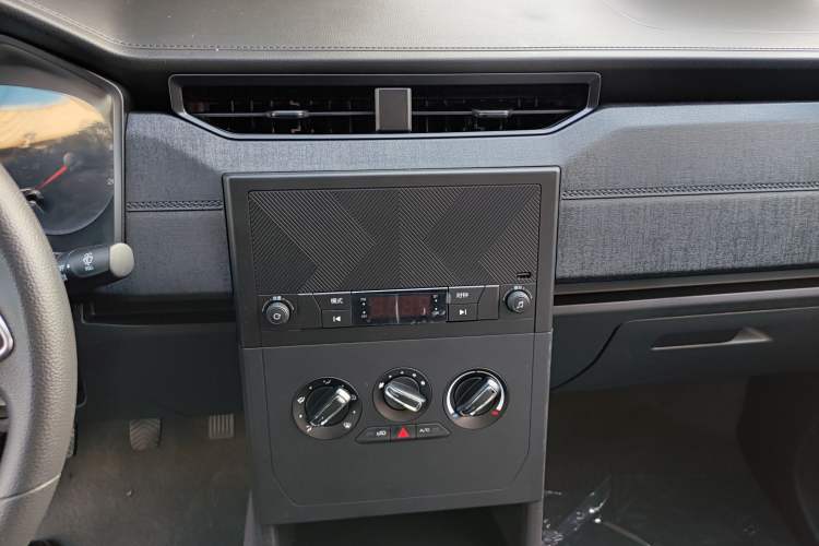 Used Wuling Zhengcheng 2022 2.0L Manual Entrepreneurial Version Audio And AC Panel