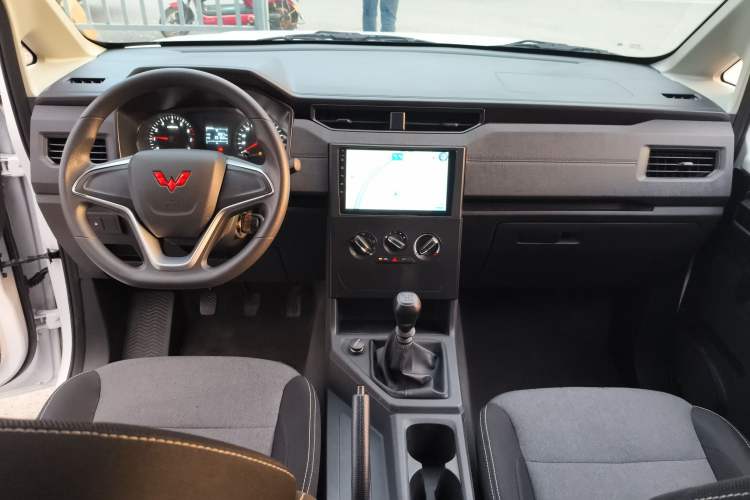 Used Wuling Zhengcheng 2022 2.0L Manual Entrepreneurial Version Center Console