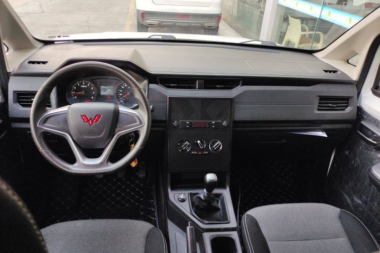 Used Wuling Zhengcheng 2022 2.0L Manual Entrepreneurial Version Center Console