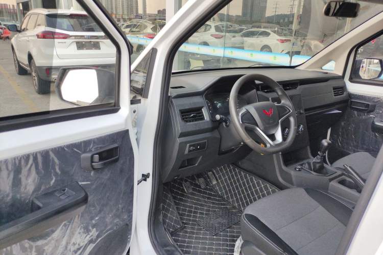 Used Wuling Zhengcheng 2022 2.0L Manual Entrepreneurial Version Driver Seat