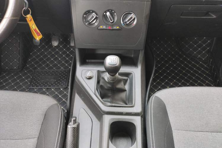 Used Wuling Zhengcheng 2022 2.0L Manual Entrepreneurial Version Gear Lever
