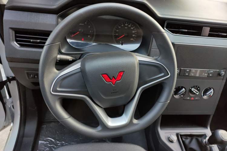 Used Wuling Zhengcheng 2022 2.0L Manual Entrepreneurial Version Steering Wheel