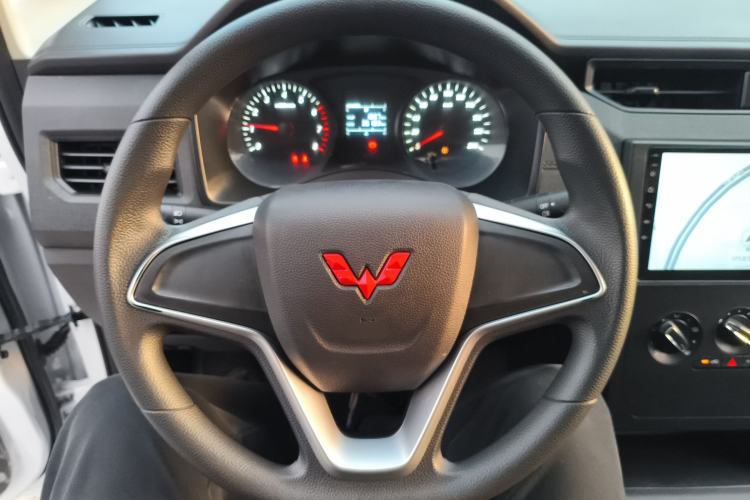 Used Wuling Zhengcheng 2022 2.0L Manual Entrepreneurial Version Steering Wheel