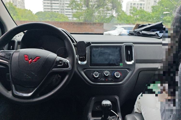 Used Wuling Zhengtu 2021 1.5L Adventure LAR Center Console