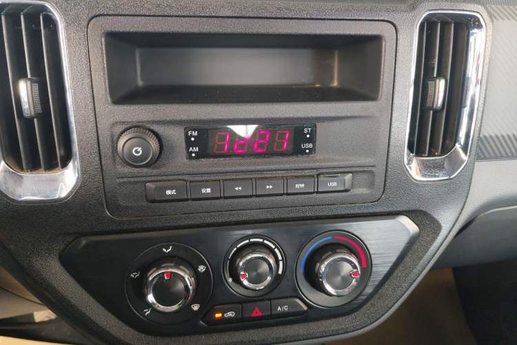 Used Wuling Zhengtu 2021 1.5L Entry-Level LAR Audio And AC Panel