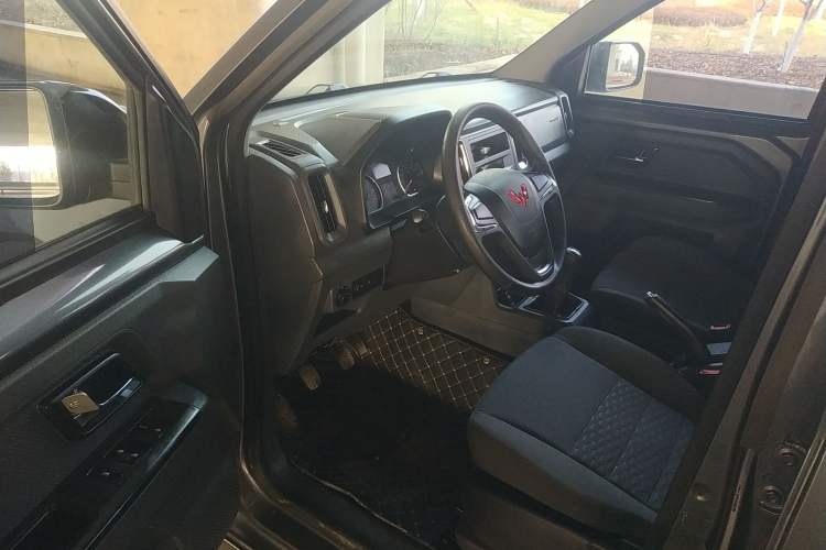 Used Wuling Zhengtu 2021 1.5L Entry-Level LAR Interior 3