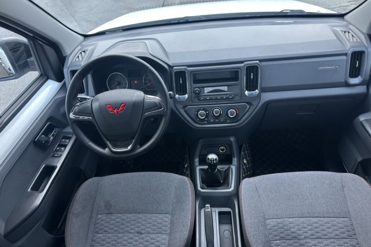 Used Wuling Zhengtu 2021 1.5L Entry-Level LAR Interior 5