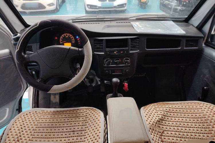 Used Wuling Zhiguang 2023 1.5L Practical Version 5/7 Seats Interior 2