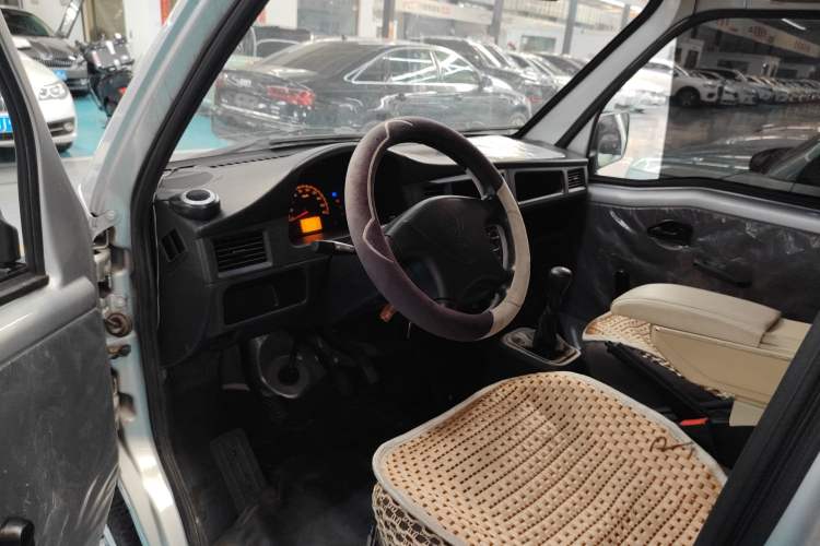 Used Wuling Zhiguang 2023 1.5L Practical Version 5/7 Seats Interior 3