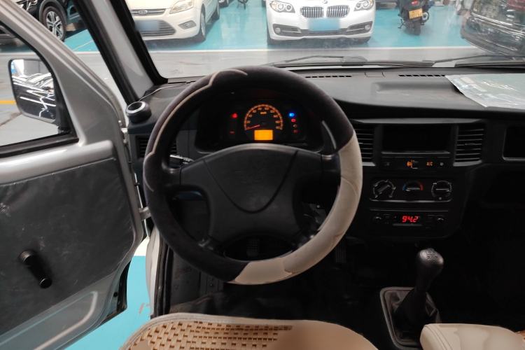 Used Wuling Zhiguang 2023 1.5L Practical Version 5/7 Seats Steering Wheel
