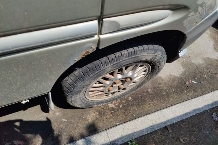 Used Wuling Zhiguang 2008 1.0L Standard Version Right Front Wheel Hub