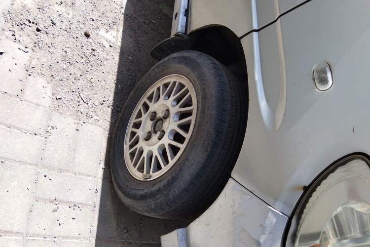 Used Wuling Zhiguang 2008 1.0L Standard Version Right Front Wheel Hub