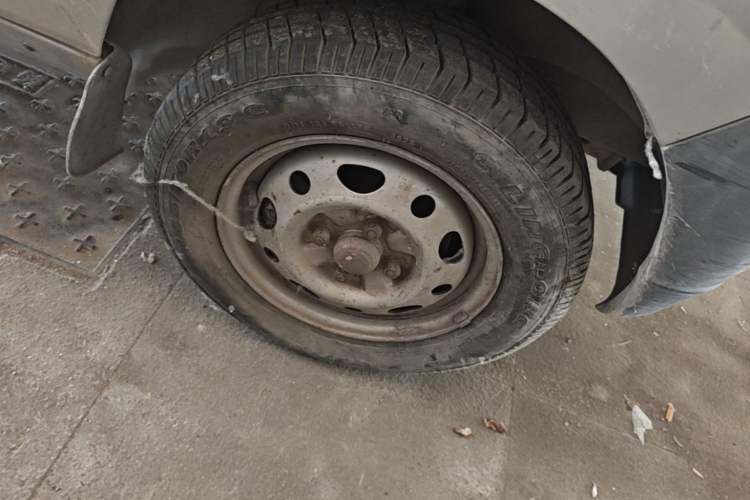 Used Wuling Zhiguang 2008 1.0L Standard Version Right Front Wheel Hub