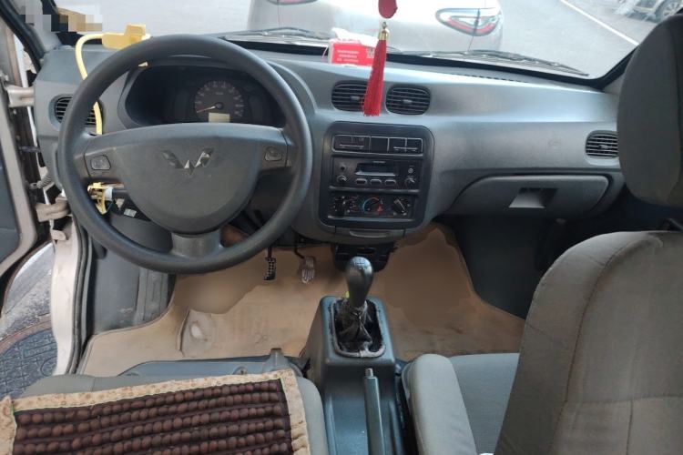 Used Wuling Zhiguang 2010 1.0L New Version Practical Short-Body L2Y Center Console