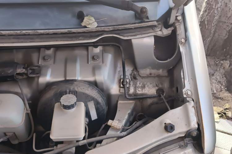 Used Wuling Zhiguang 2010 1.0L Base Version Engine Bay Left