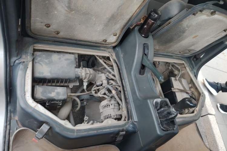 Used Wuling Zhiguang 2010 1.0L New Version Practical Short-Body L2Y Engine Bay