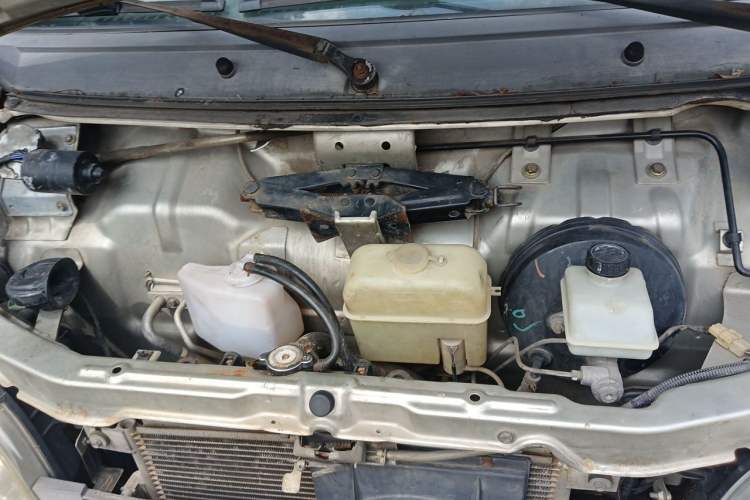 Used Wuling Zhiguang 2010 1.0L New Version Practical Edition with Short Body Engine Bay