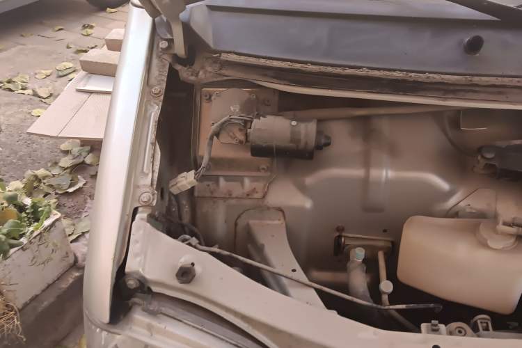 Used Wuling Zhiguang 2010 1.0L Base Version Engine Bay Right