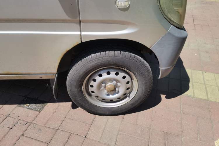 Used Wuling Zhiguang 2010 1.0L Liye Edition Right Front Wheel Hub