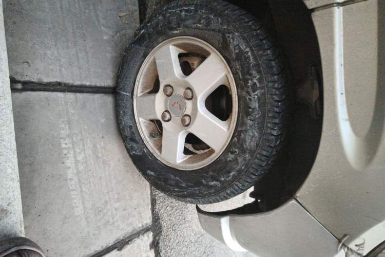 Used Wuling Zhiguang 2010 1.0L Liye Edition Right Front Wheel Hub