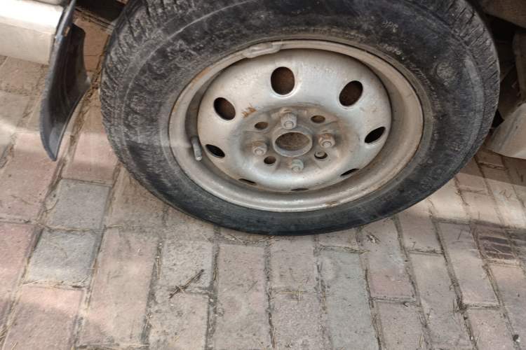Used Wuling Zhiguang 2010 1.0L Liye Edition Right Front Wheel Hub
