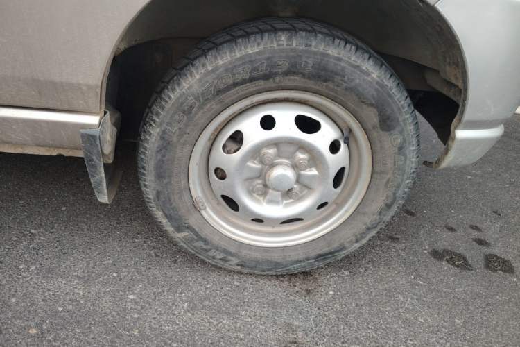 Used Wuling Zhiguang 2010 1.0L New Version Practical Short-Body L2Y Right Front Wheel Hub