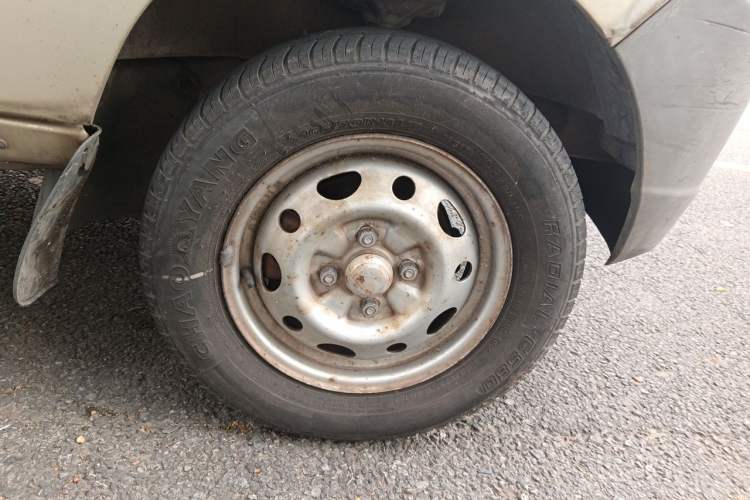 Used Wuling Zhiguang 2010 1.0L New Version Practical Edition with Short Body Right Front Wheel Hub