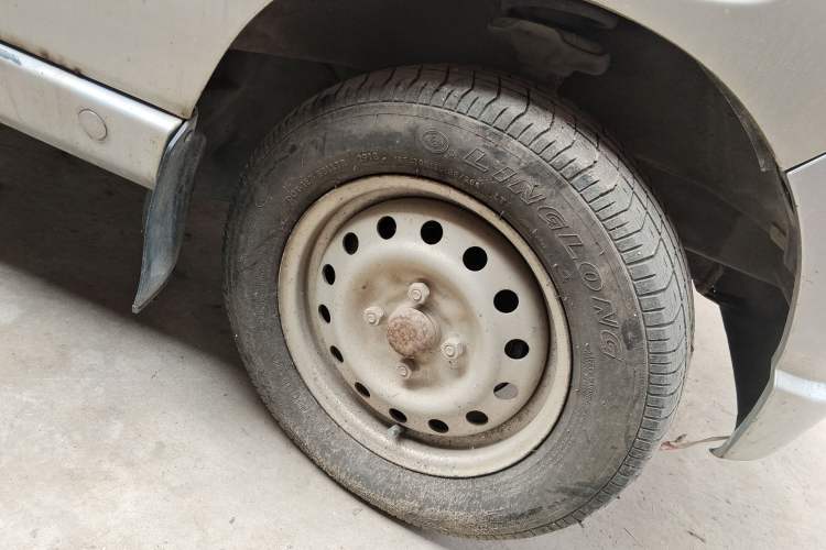 Used Wuling Zhiguang 2010 1.0L Liye Edition Right Front Wheel Hub