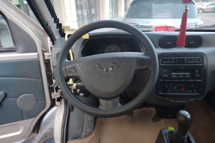 Used Wuling Zhiguang 2010 1.0L New Version Practical Short-Body L2Y Steering Wheel